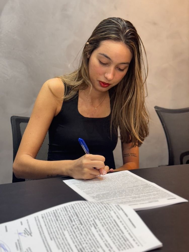 assinando o contrato da casa